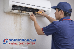 Kỹ thuật viên đang xử lý điều hòa chảy nước