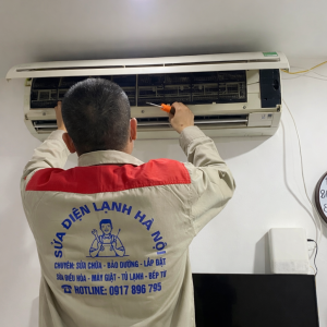 Thợ kiểm tra lỗi điều hòa không mát