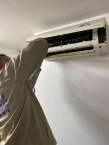 Kỹ thuật viên sửa điều hòa tại Hoàng Mai