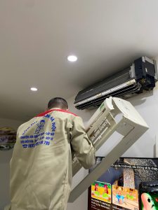 Ảnh thực tế kỹ thuật viên đang kiểm tra máy