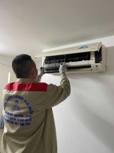 Hình ảnh thợ sửa điều hòa Daikin tại nhà Hà Nội chuyên nghiệp uy tín