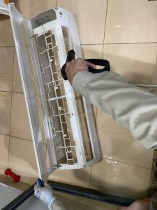 Hình ảnh thợ vệ sinh điều hòa