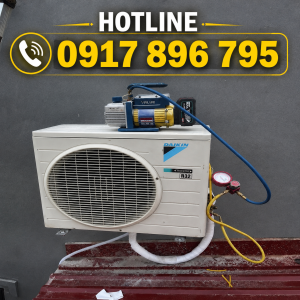 Kỹ thuật viên nạp gas và sửa điều hòa Daikin tại nhà Hà Nội